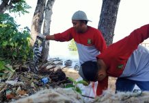 Aksi Bersih-bersih Sampah di Pantai Matahari Sumenep