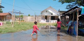 Kampung Tapakerbau Gersik Putih Sumenep Diterjang Banjir Rob
