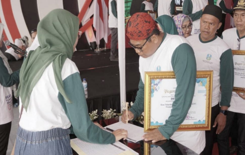 Langganan Berprestasi! Kades Lobuk Kembali Terima Penghargaan Desa Berseri Dari Gubernur Jatim