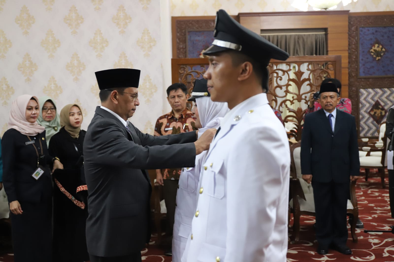 Lantik 2 Kades PAW, Pj Bupati Pamekasan Titip Kemajuan Desa