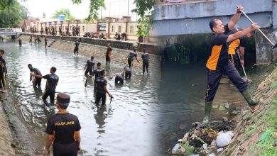 Melihat Bapak-bapak Polisi Bersihkan Bantaran Kali Marengan Sumenep