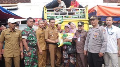 Pj Bupati Pamekasan Bagikan 8 Ton Beras Murah