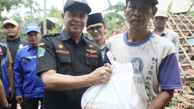 Kunjungi Korban Bencana, Pj Bupati Pamekasan Serahkan Paket Bantuan