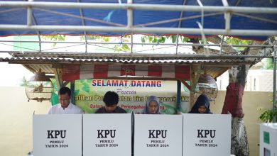 Pj Bupati Pamekasan Nyoblos Bareng Keluarga, Antre Layaknya Masyarakat Biasa
