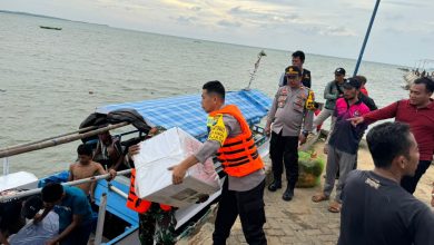 Berat! Perjuangan Petugas Antar Logistik Pemilu ke Desa Terpencil di Kepulauan Sumenep