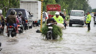Jalan Utama Sumenep-Pamekasan Banjir, Polisi Dibikin Sibuk Dorong Motor Mogok