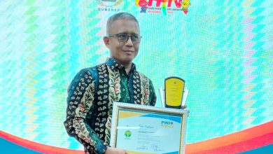 BPRS Bhakti Sumekar Diganjar Penghargaan sebagai BUMD Peduli UMKM