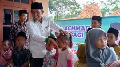 Bacabup Pamekasan Mulai Bergerak, Achmadi Bagi-bagi Sembako untuk Anak Yatim