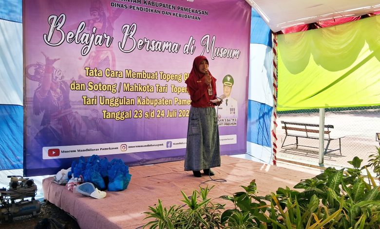Disdikbud Pamekasan Bimbing Anak SMP Cara Membuat Topeng Ghettak dan Sotong