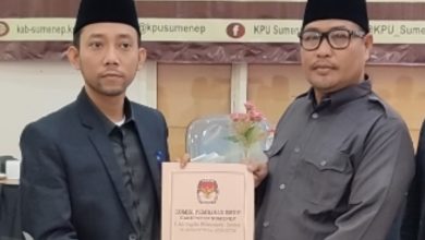 Ketua KPU Sumenep, Nurussyamsi menyerahkan berita acara pleno penetapan DPT kepada Anggota Bawaslu, Hosnan Hermawan