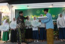Owner Kedai Longghu dan Madura Jaya Beri Beasiswa 14 Orang di Yayasan Taufiqurrahman