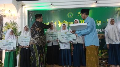 Owner Kedai Longghu dan Madura Jaya Beri Beasiswa 14 Orang di Yayasan Taufiqurrahman
