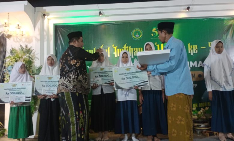 Owner Kedai Longghu dan Madura Jaya Beri Beasiswa 14 Orang di Yayasan Taufiqurrahman