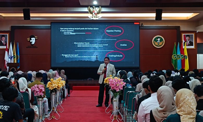 Stadium General Kewirausahaan UNIBA Madura: Membangun Start-Up Berbasis Solusi Sosial