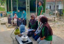 Mahasiswa KKN UTM Sosialisasi Pembuatan Teh Seroja ke Ibu-ibu PKK Desa Tampojung Guwa