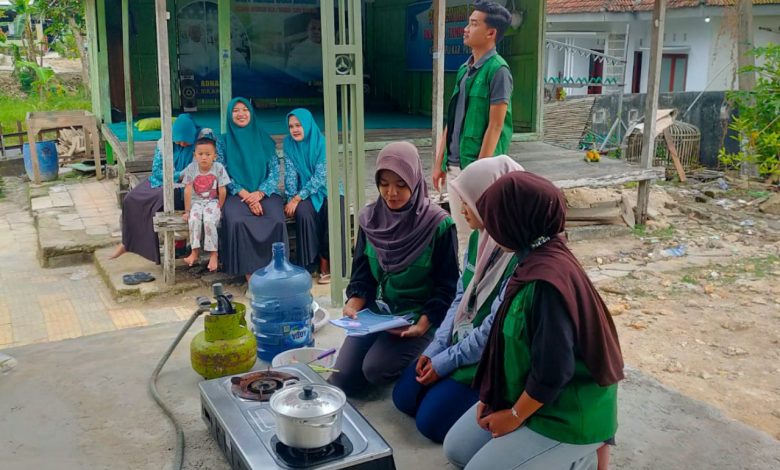 Mahasiswa KKN UTM Sosialisasi Pembuatan Teh Seroja ke Ibu-ibu PKK Desa Tampojung Guwa