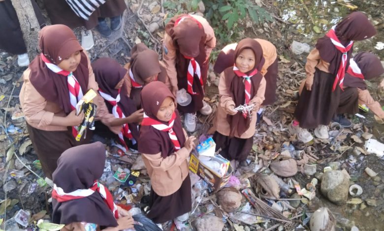 Aksi Peduli Lingkungan Siswa LPP Nurul Ulum Sumenep di Hari Pramuka ke-64 Tahun
