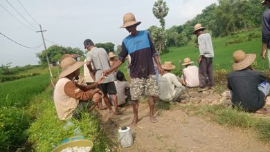 Lelah Menunggu, Warga Montorna Sumenep Patungan Perbaiki Jalan