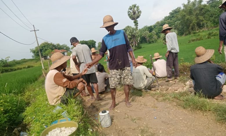 Lelah Menunggu, Warga Montorna Sumenep Patungan Perbaiki Jalan