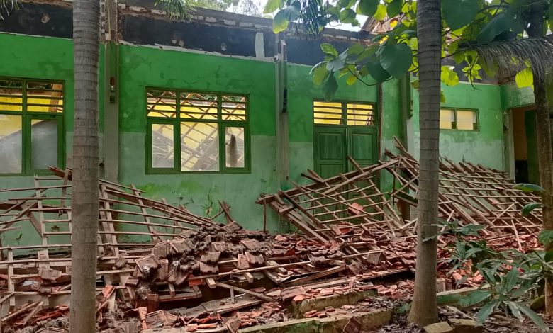 Atap Sekolah SMPN 2 Kalianget Sumenep Ambruk, Begini Kata Kadisdik!