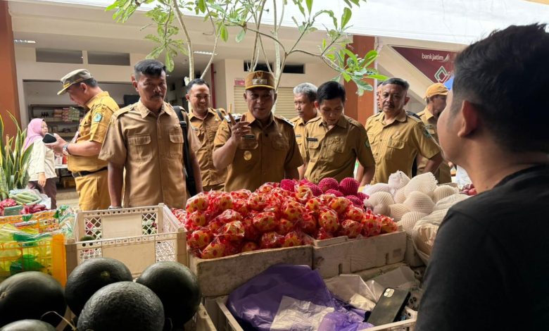 Jelang Lebaran, Wabup Pamekasan Pantau Perkembangan Harga Sembako di Pasar Kolpajung