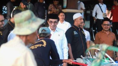 Bupati Pamekasan Serahkan Paket Bantuan untuk Abang Becak