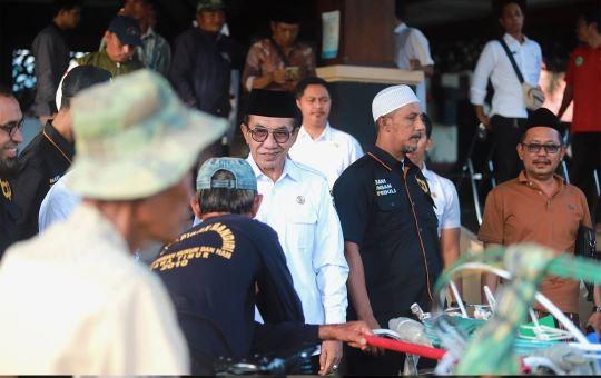 Bupati Pamekasan Serahkan Paket Bantuan untuk Abang Becak