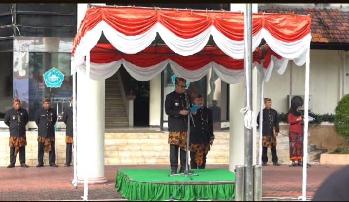 Usai Upacara Hardiknas 2026, Bupati Pamekasan Apresiasi Siswa Berprestasi