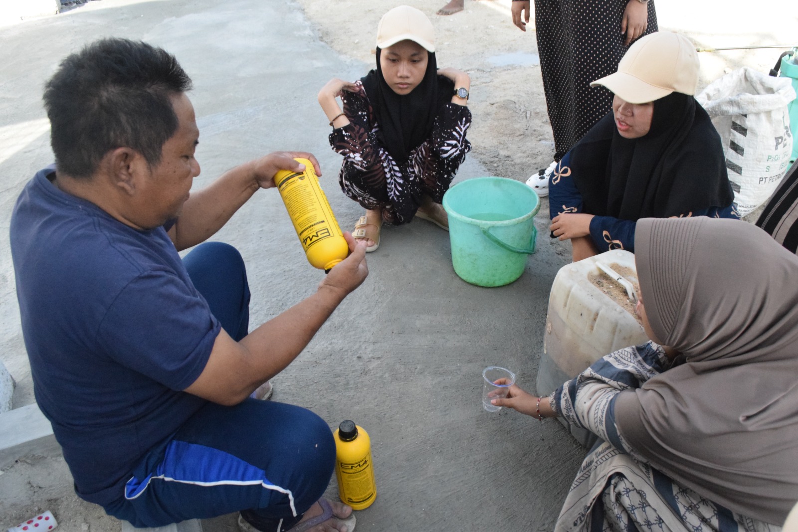 Kades Alas Malang Pelopori Pertanian Modern Bersama Mahasiswa KKN UNIB di Pulau Raas Sumenep