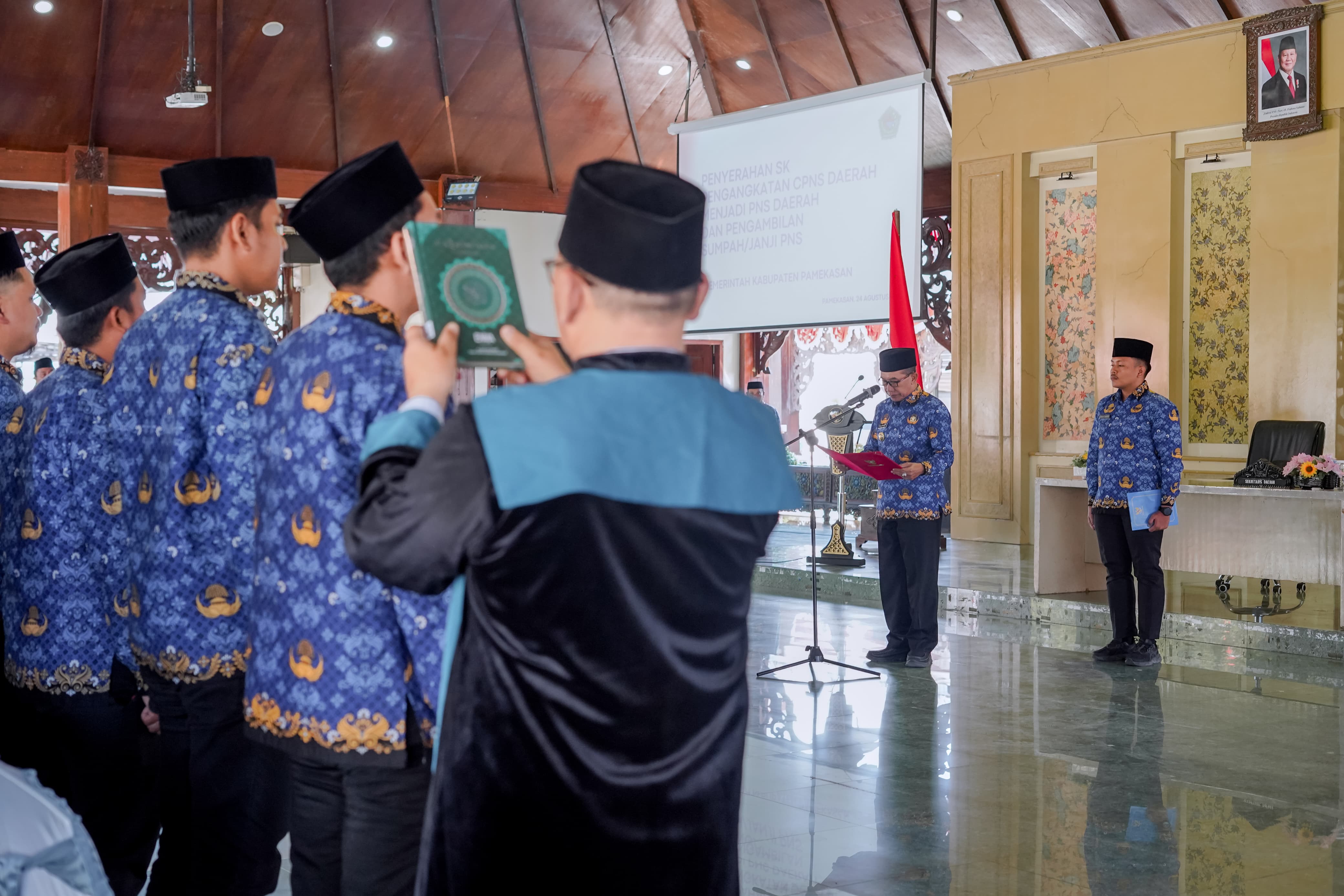 Ingatkan Pelayanan, Bupati Pamekasan Ambil Sumpah 64 CPNS Jadi PNS
