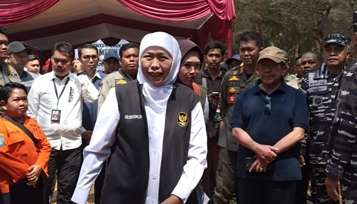 Gubernur Jatim Salurkan Bantuan Kesehatan dan Ekonomi di Pantai Slopeng