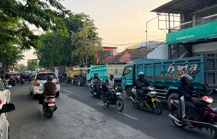 Antrean Truk Mengular di SPBU Trunojoyo Sumenep, Sopir Menunggu Solar